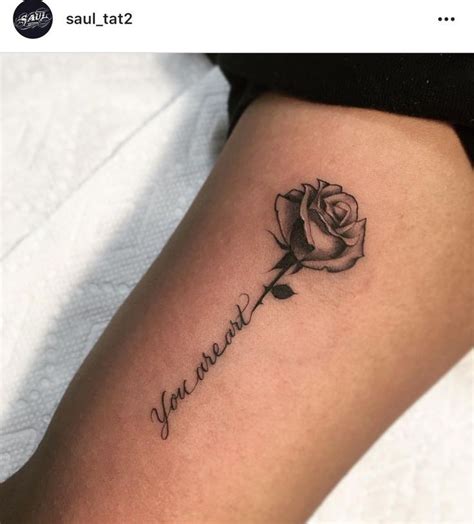 The rose tattoo has always been one of the most popular tattoo designs, for both men and women alike. Kleines Rosentattoo - Tatowierung | Kleine rose tattoo ...
