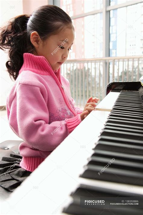 Girl Learning To Play Piano — House Asian Ethnicity Stock Photo