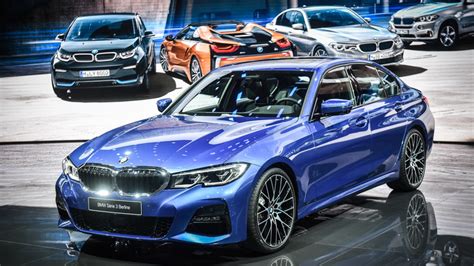 The 3 series sedan is a 5 seater hatchback and has a length of 4624 mm the width of 1811 mm, and a wheelbase of 2810 mm. Nuova BMW Serie 3, la berlina della maturità - Auto.it