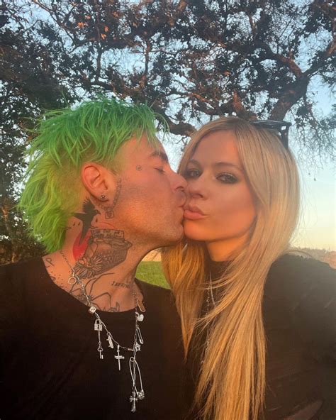 Avril Lavigne And Mod Sun Engaged The Hollywood Gossip