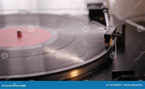 Automatically Turning On Vinyl Record Player Placing Vintage Turntable