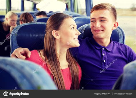 Pareja Adolescente Feliz O Pasajeros En Autobús De Viaje Fotografía De