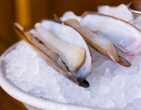 Why You Should Eat Raw Clams And The Best Places To Get Them Tasting