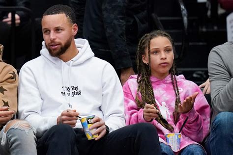 Stephen Curry S Daughter Riley Looks All Grown Up At Women S Basketball
