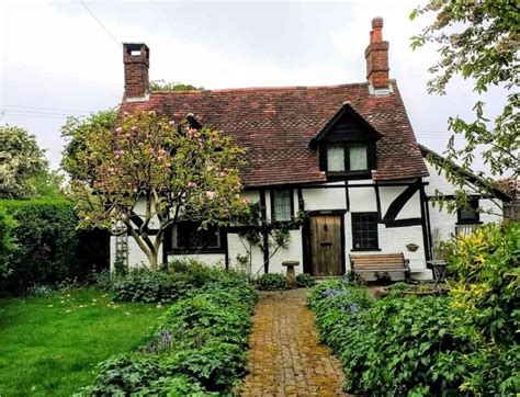 15 English Cottages That Will Make You Leave The City
