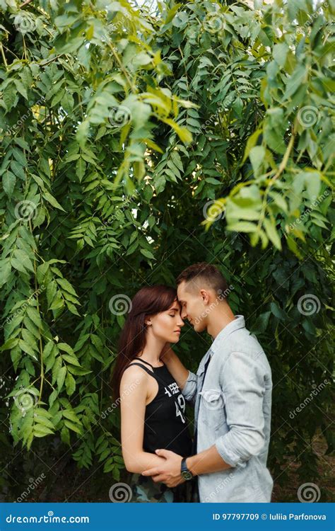 amusement de baiser de bonheur de couples jeunes couples interraciaux image stock image du