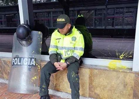Tristeza Y Decepción Reflejó La Foto De Este Policía En Medio De Los