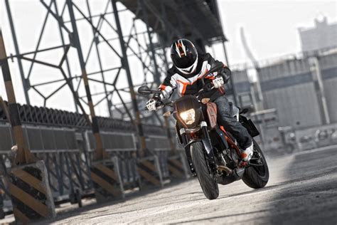 As seen in the video, it has a top speed of about 145 km/h to 147 km/h. 2013 KTM 690 Duke Gallery 493802 | Top Speed
