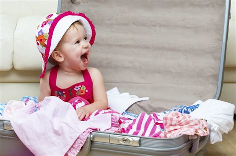 Alles was eltern wissen müssen. Fliegen mit Baby: Die besten Tipps | familienwegweiser.com