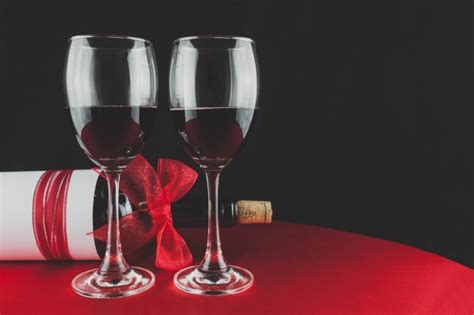I bicchieri da vino rosso di riedel® vi permettono di gustare appieno il vostro vino rosso preferito. Bottiglia di vino con un fiocco rosso e due bicchieri di ...