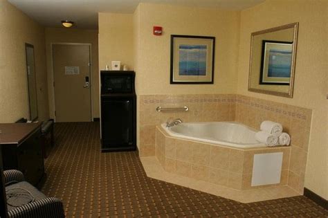 Hotels with hot tubs, jacuzzis or spa baths. Jacuzzi Suite - Picture of Holiday Inn Express & Suites ...