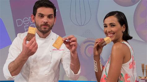 Bianca guaccero, affiancata da carla gozzi, jonathan kashanian, gianpaolo gambi e da uno staff di tutor professionisti, fornisce soluzioni semplici e preziosi consigli su moda, cucina, fai da te, animali e mondo green. La nuova settimana con Detto Fatto: tutti i tutorial nel ...