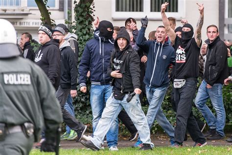 Hooligans schlugen auch auf reporter ein. Fotogalerie: Hooligan-Demonstration in Köln - Störungsmelder
