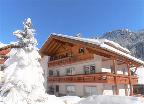 È una zona tranquilla e soleggiata, immersa nel verde. Appartamenti Cèsa Dioli - Alba di Canazei - Val di Fassa