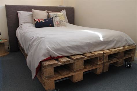 Mirip dengan mencari perabot rumah seperti lemari, meja dan karpet. 16 Desain tempat tidur unik dari kayu pallet bekas ~ 1000 ...