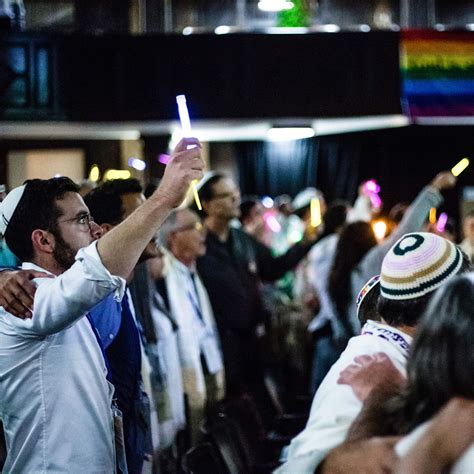 Goat Yoga Mosh Pits Glow Sticks Younger Jews Reinvent Yom Kippur Wsj
