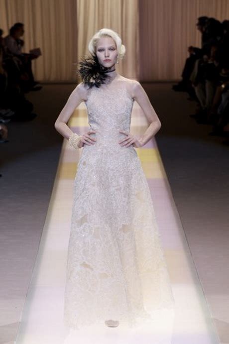 Il nostro stilista piacentino classe 1934 è uno dei più amati al mondo. Armani abiti da sposa