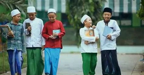 Selain memperluas jaringan, menimbun pengalaman, kesempatan untuk pergi ke luar negeri juga bisa datang. Mondok di Jawa atau ke Luar Negeri?