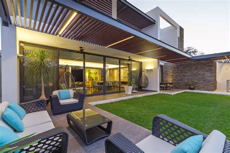 Les mostramos entonces, 12 modelos de diferentes fachadas de casas con terraza modernas, que esperamos les gusten tanto como a nosotros. Espacios abiertos en casas modernas - ¡7 grandes ventajas! | Casas con alberca, Casas y Casas ...