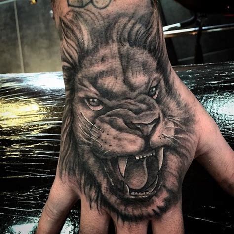Vogel tattoo hinter dem ohr. tattoo löwe, hand tätowieren, shwarz-graue tätowierung mit ...