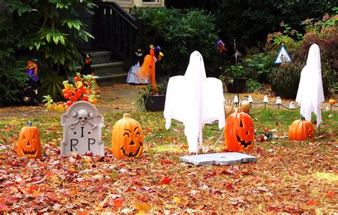 35 Scary Outside Halloween Ghost Decorations Ideas
