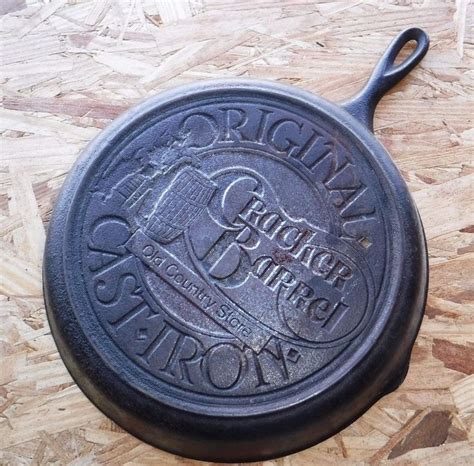 LODGE ORIGINAL CRACKER BARREL OLD COUNTRY STORE CAST IRON 10 FRY PAN