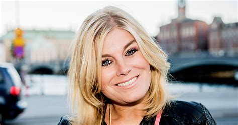 De talar om rom, paris och seine / om tågresor till moskva / tulpaner i blom, en känd fontän / de flyger till usa / och ingen kan förstå att min passion / finns nån. Pernilla Wahlgren söker efter en trevlig man | Hänt