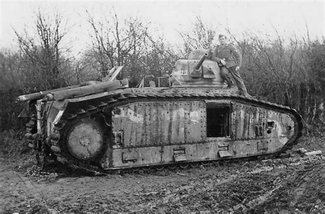 Немецкий солдат на французском танке Char B1 Bis захваченном между