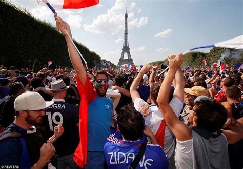 2 Fans Die As France S World Cup Celebrations Are Marred By Violence Daily Mail Online