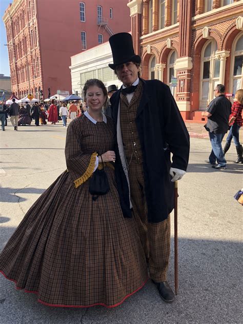 Lovely Victorian Couple At Dickens On The Strand 2017 Victorian Dress Victorian Couple Fashion