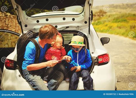 生与看地图的两个孩子，当旅行乘汽车时 库存照片 图片 包括有 团体 女孩 自动 生活方式 冒险家 90289732