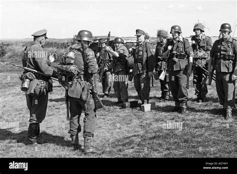 WW2 infanterie allemande ère sur le défilé en Normandie France 1944