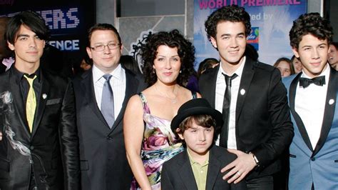 Nick And Joe Jonas Dad Kevin Jonas Sr Battling Colon Cancer