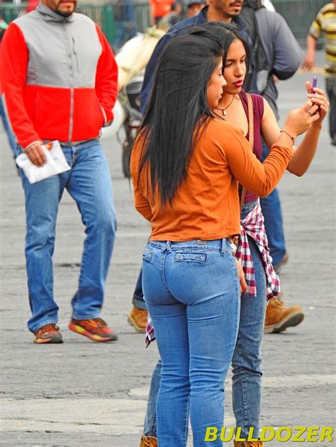 Linda Morena En Jeans Apretados Mujeres Bellas En La Calle