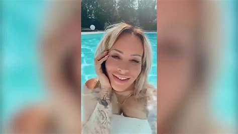 Cora Schumacher bei OnlyFans Sexy Badenixe planscht für Geld im Pool