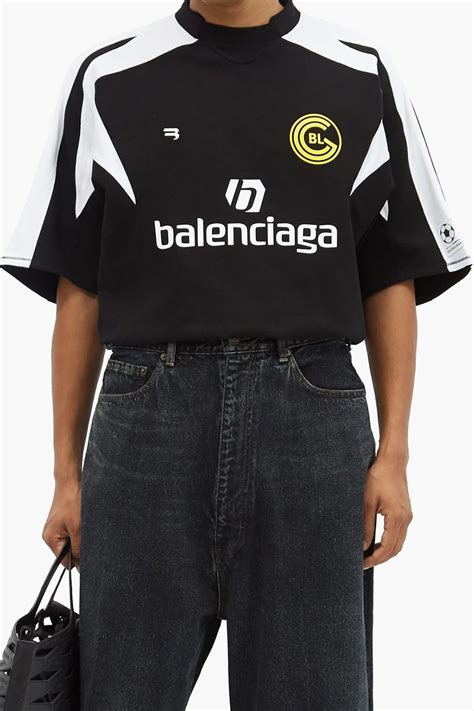 The $ 780 Balenciaga football shirt