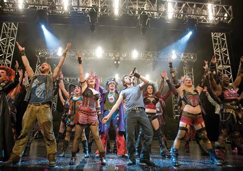 Dynamite with a laser beam. 'We Will Rock You', el musical basado en canciones de ...