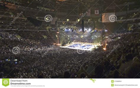 Sold Out Crowd For Barbara Streisand Concert Editorial Stock Image