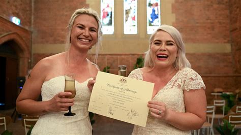 Same Sex Couples In Australia Marry At Midnight To Mark Start Of Marriage Equality Itv News