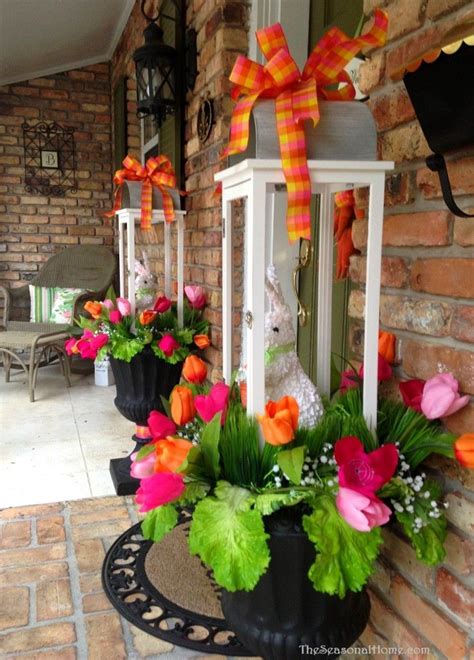Everyone decorates for holidays like halloween, thanksgiving and christmas, but many people miss the. Oh my! Love these Easter topiary and the tulip decorations ...