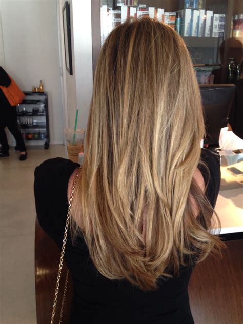 Honey balayage is a golden mean between highlights in blonde and brown. Honey Blonde | A haircolor blog