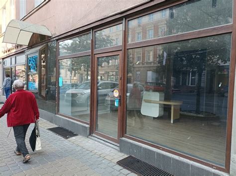 Smutny widok na ulicy Gdańskiej w Bydgoszczy Puste witryny Te sklepy
