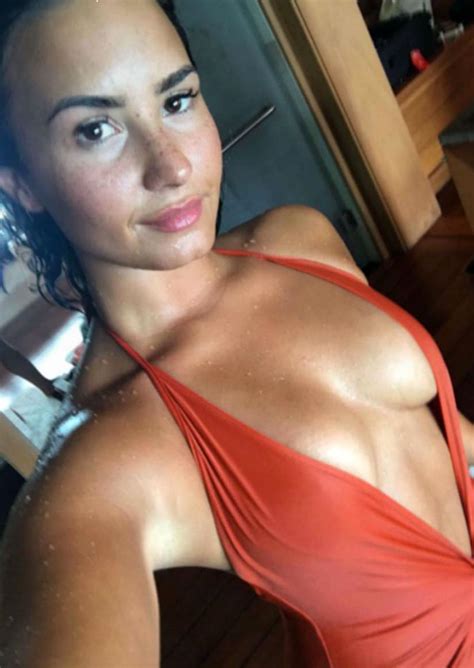 Sexy Demi Lovato Showed Deep Cleavage In Bikini — Private Photos