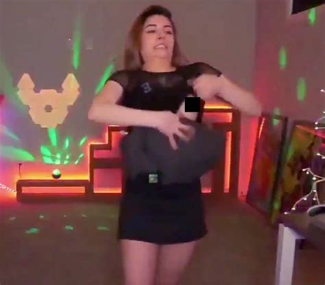 Twitch Gamer Alinity Flashes Boob During Live Stream In Awkward Wardrobe Gaffe Thesupertimes Com