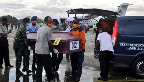 First Bodies Recovered From Indonesia Plane Crash Site World News