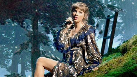 Watch Access Hollywood Interview Taylor Swift Delivers Dreamy Folklore Performance At 2021
