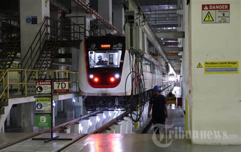 Melihat Proses Perawatan Dan Pencucian Kereta Lrt Jakarta Foto