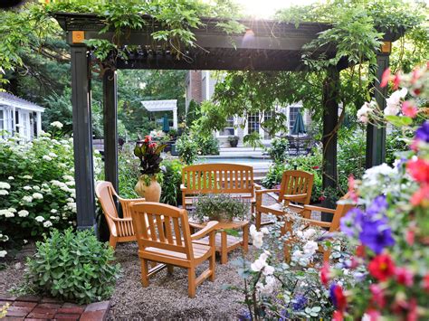 16 Brilliant Ideas For Small Backyard Gardens