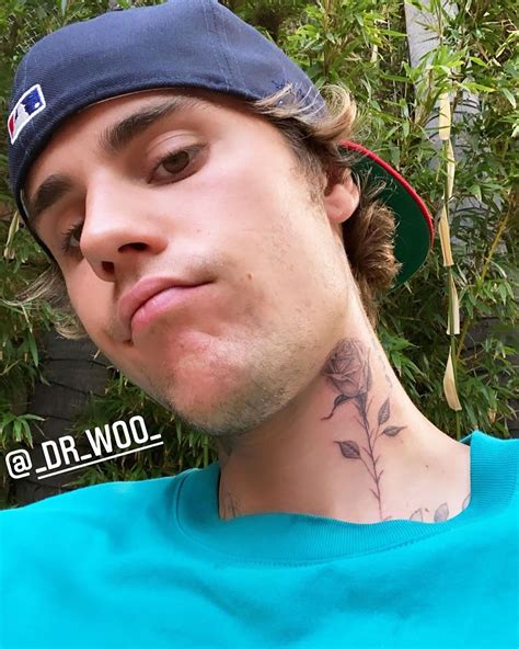 Justin Bieber Montre Un Nouveau Tatouage Au Cou Rose Par Le Dr Woo Pic