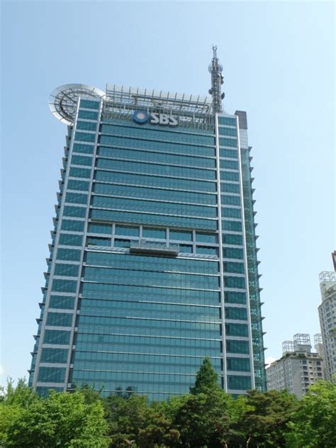 Sbs is a national tv station from south korea that airs news and entertainment programs. 서울지역 건축 서울 목동에 있는 SBS방송국입니다.